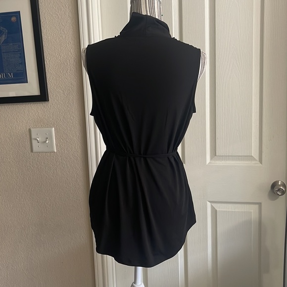 Sleeveless V-Neck Blouse - Picture 2 of 9